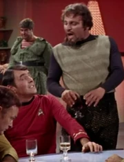 Scott lässt sich von Korax provozieren.