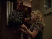 Die junge Annika spielt mit einem Kubus-Modell.