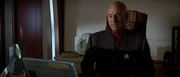 Picard erhält Nachricht, dass die Borg angreifen.