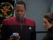 Sisko untersucht das Labor der T'Lani