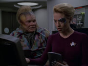 Neelix und Seven of Nine finden ein Bild