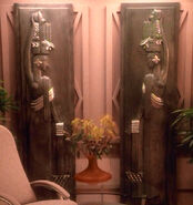 Krenim wall sculpture.jpg (64 kio) Two wall sculptures at Tolen Ren's house/Annorax's home on Kyana Prime (VOY: "Ex Post Facto", "Year of Hell, Part II")