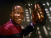 Sisko mit einer Yoruba-Maske.