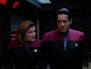 Janeway und Chakotay diskutieren die Entscheidung des Doktors