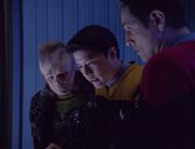 Neelix, Kim und Chakotay reparieren den Antrieb