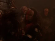 Sisko schlägt den Klingonen, der Laporin tötete