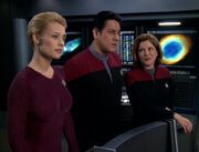 Seven, Chakotay und Janeway untersuchen Sensoraufzeichnungen