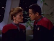 Janeway und Chakotay besprechen die Situation um Seskas Baby