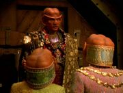 Neelix versucht Arridor und Kol zum Verlassen von Takar zu bewegen