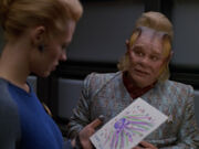 Seven of Nine erzählt Bild von Naomi durch Neelix