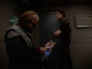 Dax streitet mit Worf in seinem Quartier auf der USS Defiant