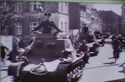 Ekosian newsreel 3.jpg (84 kio) Trois tanks ekosiens en 2268, répliques des chars terriens Sd.Kfz. 265 Panzerbefehlswagen {1er + 2ème} et Panzerkampfwagen I {3ème} (TOS Remastered: "Patterns of Force")