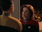 Kathryn Janeway hält Harry Kim eine Standpauke