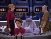 Beverly Picard und Jean-Luc Picard auf der Brücke der USS Pasteur