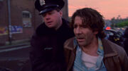 Polizist nimmt Loomis fest