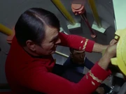 Scott und Spock führen den Kaltstart durch.