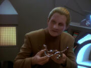 Odo shows Sisko Klingon device