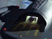 Ein Shuttle verlässt den Hangar.