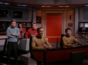 Brückencrew beobachtet Kampf