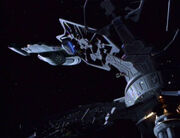 La  junto al artefacto donde vive .