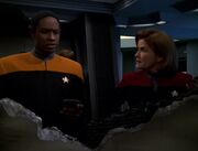 Janeway und Tuvok untersuchen ein Fragment von Chakotays Shuttle