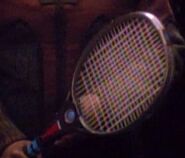 Ein bespannter Tennisschläger.