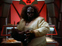Klingonischer Koch mit Akkordeon