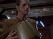 Odo hält seinen Eimer.