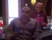 Quark und Morn beobachten die Führungsoffiziere.