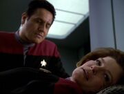 Janeway meldet Chakotay den Erfolg ihrer Mission