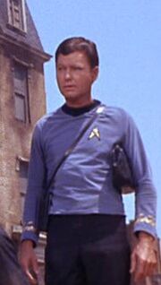 Dr. McCoy mit Tricorder und Medikit