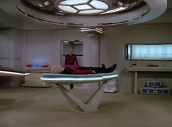 Picard liegt in der Krankenstation.jpg (251 KB) Mittiger Operationstisch - Galaxy-Klasse