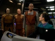 Probleme beim Durchflug.jpg (18 KB) Commander Sisko wird durch des Kommunikationsholofilter zu…