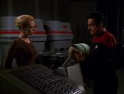 Chakotay gibt Seven of Nine die Decke der Ventu