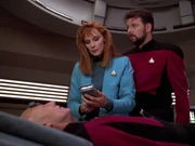 Riker macht sich große Sorgen um den schwer verletzten Picard