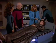 Crusher kümmert sich um Lwaxana Troi.