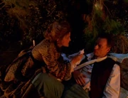 Janeway versorgt Qs Wunden