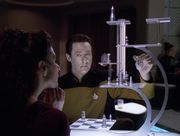 Data et Deanna Troi jouant aux Echecs tridimensionnels à l'Abordage