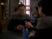 Julian Bashir und Ezri Dax trinken Fanalischen Toddy