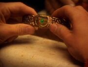 Ein Schmuckstück mit Drehkörperfragment.