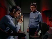 McCoy und Spock besprechen das Schicksal von Kirk