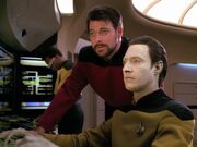 Riker und Data untersuchen die Daten der Intrepid