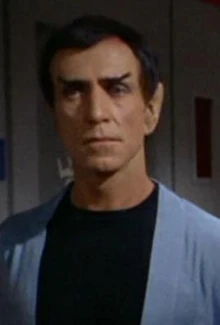 Russ Peek como un guardia .