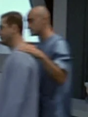 Ein Krankenpfleger auf Level Blau des Hospitalschiffs 4-2