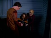 Icheb und Seven of Nine helfen der kollabierten B'Elanna Torres