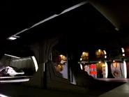 Shuttle-Hebebühne im Hangar von DS9.jpg (64 KB) …bringt Shuttles…