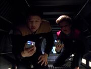 Janeway und Kim untersuchen den Verzerrungsring