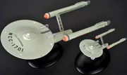 Eaglemoss TOS USS Enterprise comparison.jpg (306 kio) Comparatif éditions standard et XL de l'USS Enterprise NCC-1701