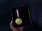 Eine weitere Medaille von James Kirk
