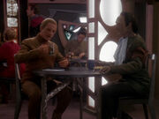 Odo und Garak unterhalten sich im Replimat.